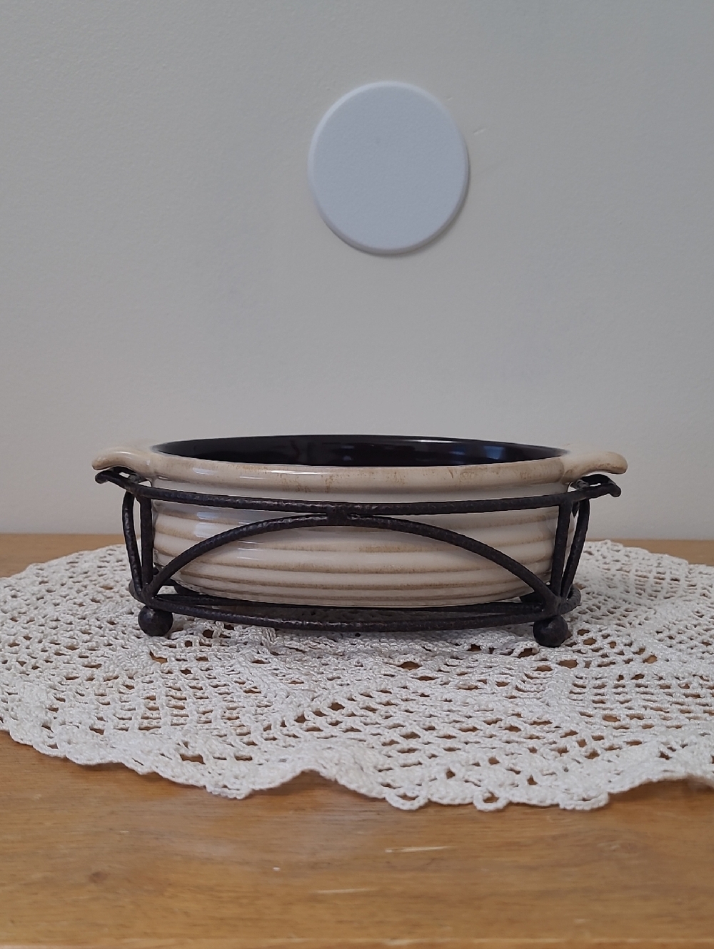 Ceramic Oval Baker with Black Metal Rack - Cream and Black
